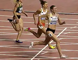 Paulien Couckuyt – hier zu Beginn der Zielgeraden noch vor Joanna Linkiewicz und Walerija Andrejewa – Rang sechs in 57,15&nbsp;s