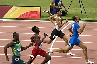 Erstes Halbfinale, eingangs der Zielkurve (v.&nbsp;l.&nbsp;n.&nbsp;r.): Thapelo Phora, Abbas Abubakar Abbas, Nathan Strother, Jonathan Sacoor, Davide&nbsp;Re