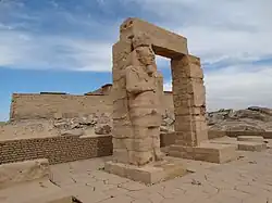 Skulpturenreste in der Umgebung des Tempels von Kalabscha.