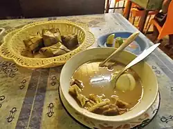 Einfaches Mahl in einem Restaurant in Kampung Alor. In den geflochtenen Päckchen aus Blättern befindet sich Reis