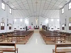 Der Altar und das Kirchenschiff