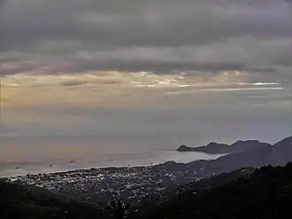 Das Ostufer der Bucht von Dili hat die Form eines Krokodils. Auf dessen Nasenspitze balanciert eine Jesusstatue, der Cristo Rei von Dili