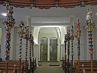 Prozessionsstangen im Hauptschiff