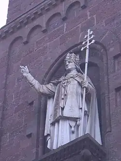 Papst Leo IX., Statue an der Kapelle