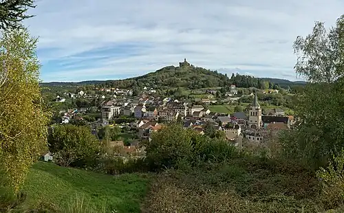 Felsen Le Rocher mit Kapelle, über den Ort hinweg