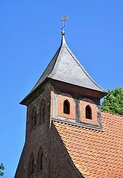 Backstein-Dachturm mit seitlichen Fachwerkwände (St.-Nikolaus-Kapelle in Vastorf)