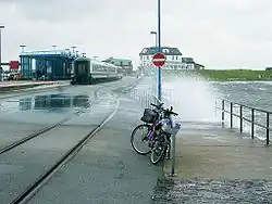 Zug mit Kurswagen im Bahnhof Dagebüll Mole