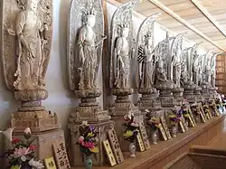 Die Kannon-Statuen im Gang