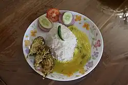 indische Variante von Linsencurry, getrennt angerichtete Zutaten.