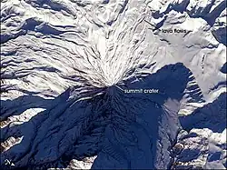Satellitenaufnahme mit Gipfelkrater und Lavaspuren auf dem Damawand.