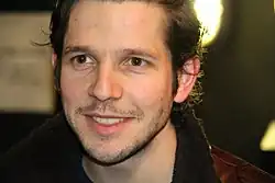 Damien Molony spielte Hal Yorke