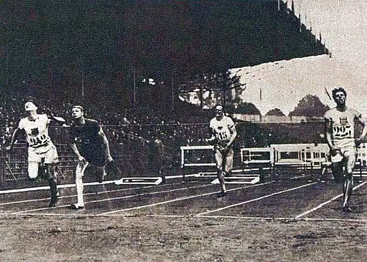 Die 110-Meter-Hürdenläufer im Ziel (v.&nbsp;l.&nbsp;n.&nbsp;r.): Daniel&nbsp;Kinsey, Sidney&nbsp;Atkinson, Carl-Axel Christiernsson, George&nbsp;Guthrie