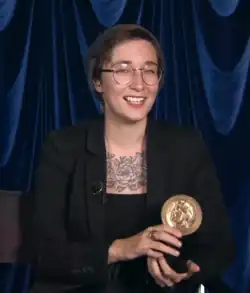 Ein Bild von Dana Terrace wie sie den Peabody Award im Juni 2021 erhält