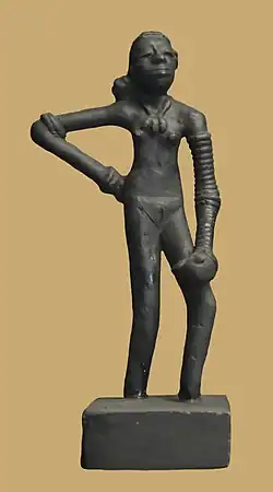 Tänzerin von Mohenjo-Daro, Bronze, Höhe: 11&nbsp;cm, ca. 2000 v.&nbsp;u.&nbsp;Z., National Museum of Pakistan, Karachi