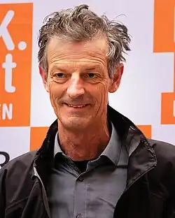 Daniel Sponsel vor Fotowand