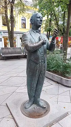 Sein Denkmal eine Statue in der Fußgängerzone in Kaunas
