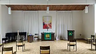 Altarraum mit „corona-gerechter“ Bestuhlung