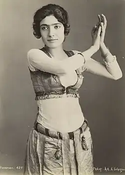 Ghawazi-Bauchtänzerin in den Oberkörper bedeckendem Kostüm, 19. Jahrhundert.