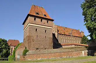 Der Dansker; rechts davon im Schatten der Verbindungsgang zum Hochschloss im Hintergrund