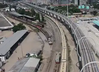 Bahnhof Kamata unterhalb der Strecke Dar es Salaam–Mwanza