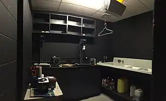 Dunkelkammer mit geschwärzten Wänden