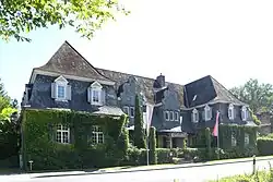 Denkmalgeschütztes Gebäude, ehemaliges Lustschlösschen, heute Restaurant.