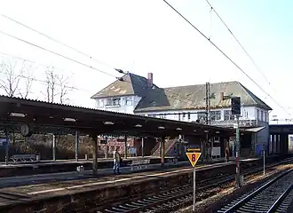 Darmstadt Nordbahnhof, Ansicht von Nordosten aus vorbeifahrendem Zug