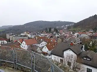 Blick vom Bürgerturm in Lindenfels nordwärts: links im Hintergrund die Schöne Aussicht an der Bundesstraße 47; in der Bildmitte Das Buch; rechts die Südwestflanke des Schenkenbergs; zwischen beiden die Siedlung Litzelröder