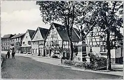 Das Kriegerdenkmal mit Blick zum „Ochsen“