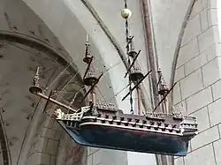Das Totenschiff von Burg auf Fehmarn hängt in der Kirche St. Nikolai. Der Name stammt von dem früher geübten Brauch, bei Aussegnungen Kerzen an seinen Rahen zu entzünden.