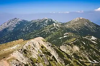 Der Gipfel Pirin hinten links und der nördlicher Hauptkamm des Piringebirges davor, vom Gipfel Albutin aus