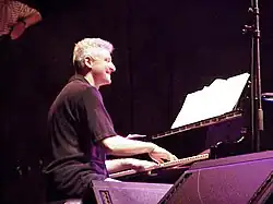 Person sitzt am Flügel.