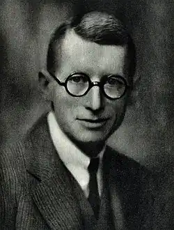 Gesicht von vorne ab Brustkorb in der Technik Photogravur in schwarzweiß.