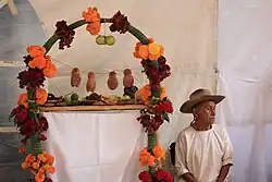 Pan de muerto in Oaxaca auf einem Altar am Tag der Toten