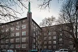 Winkliger Eckturm auf einem Haus (Lage52.3931529.753236)