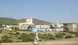 Blick von der Hauptstraße auf die Kirche von Debarwa