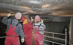 Neben dem Bereich des Denkmalschutzes wird Carbonbeton vor allem zur klassischen Verstärkung von Stahlbetongeschossdecken verwendet. Unter anderem wurden die Decken in einem neu errichteten Wohn- und Geschäftshaus in Prag verstärkt. Die punktgestützten Stahlbetonplatten sind 30 m × 70 m groß und haben eine Dicke von 23 cm. Die Decken zeigten Durchbiegungen von bis zu 15 cm und eine nicht ausreichende Tragfähigkeit. Die Verstärkung erfolgte mit Carbonbeton auf der Unterseite.