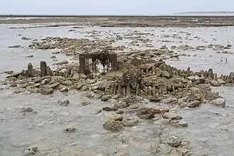 Defektes Fischwehr mit Resten des Walls