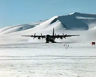 Start einer Lockheed C-130 der US Navy auf dem Shackleton-Gletscher (1996)