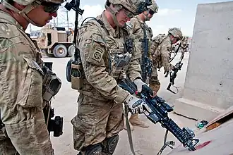 Waffe wird an einer Entladestation entladen.