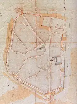 Bei diesem Stadtgrundriss aus dem Jahr 1818 erkennt man den Verlauf der Stadtmauer und die Straßen, die außen und innen an dieser entlangführten. Man sieht ferner, wie die Burg in die Befestigungsanlage mit einbezogen wurde.