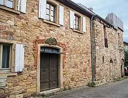 Stadtmauerrest mit dem „Rothenturm“, heute Wohnhäuser