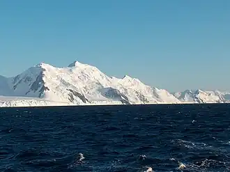 Blick von der Bransfieldstraße auf den Delchev Ridge