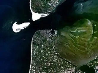 Das Molengat (links oben) bei Ebbe, zwischen der Insel Texel im Norden und der Sandbank Noorderhaaks im Südwesten