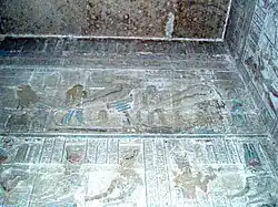 Farbiges Relief im Erdgeschoss