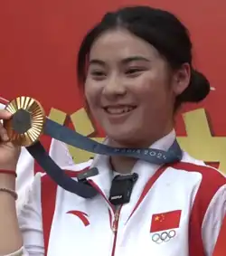 Deng Yawen mit ihrer olympischen Goldmedaille (2024)