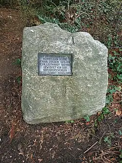 Franz Leuthardt (1861–1934) war ein Schweizer Paläontologe (auch Paläobotaniker) und Geologe. Denkmal-Stein bei Sekundarschule Burg in Liestal, Schweiz.