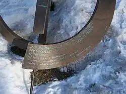 Denkmal-Aufschrift: «Im Jahre 1957 gingen erstmals seit Bestehen der Eidgenossenschaft in Unterbäch Frauen an die Urne – Der Schweiz erste Bundesrätin, Unterbächs Ehrenbürgerin Frau Elisabeth Kopp, enthüllte am 18. August 1985, dem Tag ihrer Ehrenburgerfeier, dieses Werk zum Gedenken». Bronzeskulptur von Andreas Henzen