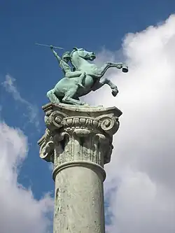 Dragonerdenkmal, Reiter auf Säule