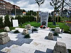 Gedenkstein mit Kränzen